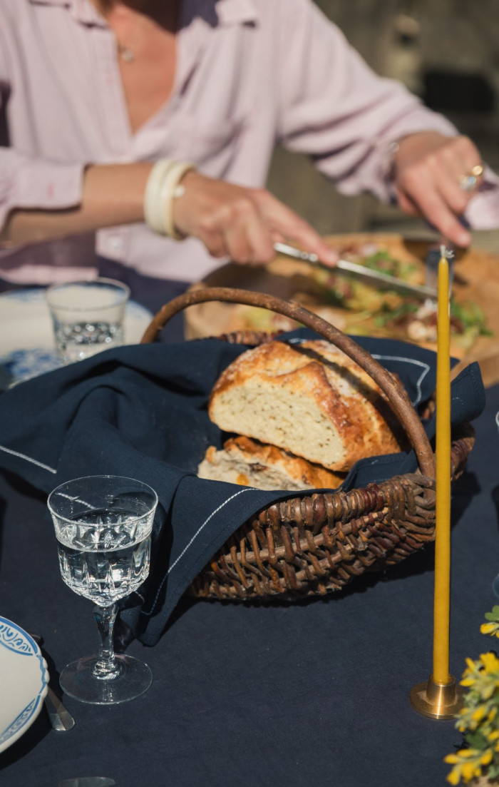 Serviette de table bleu abysse avec broderie upcyclée en métis | Maison Cozane
