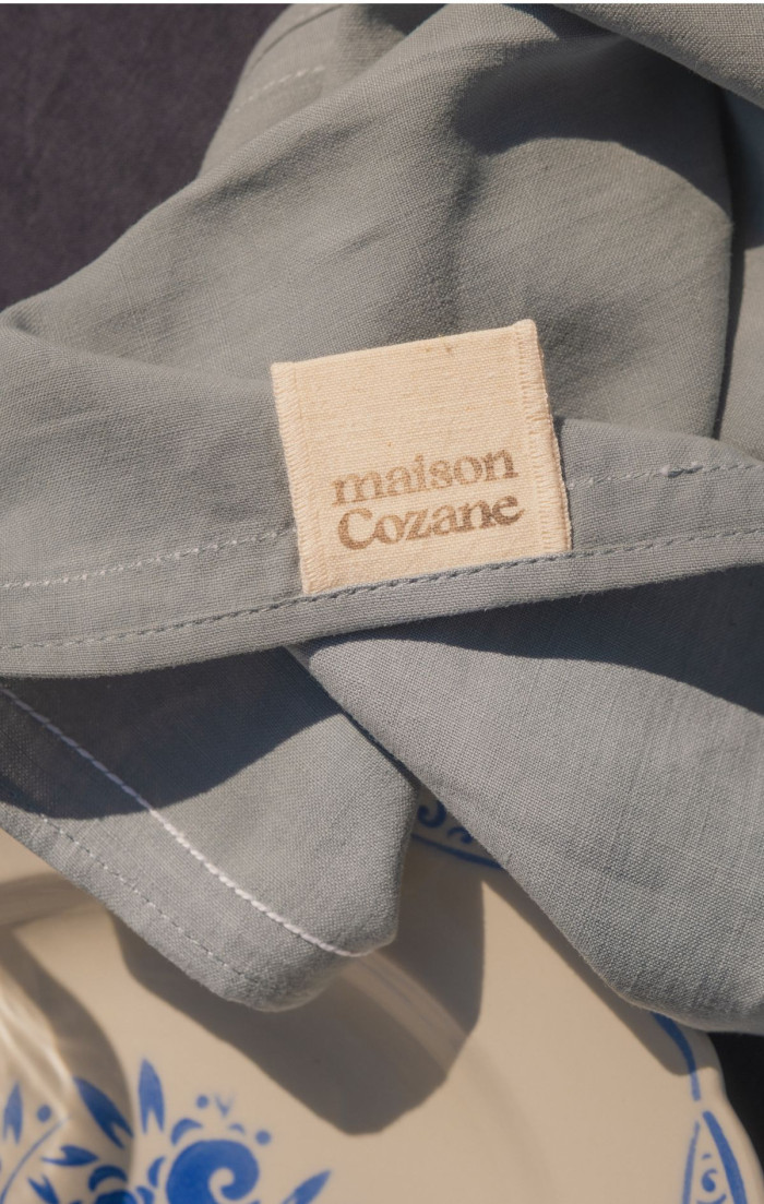 Serviette de table bleu abysse avec broderie upcyclée en métis | Maison Cozane