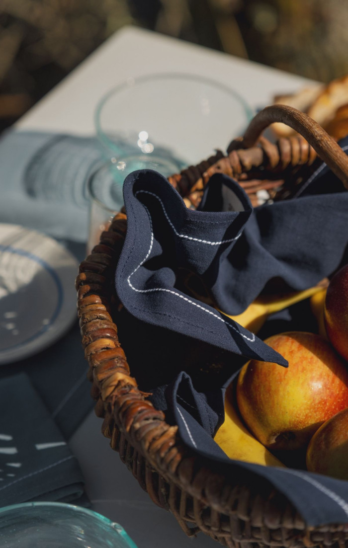 Serviette de table bleu abysse avec broderie upcyclée en métis | Maison Cozane