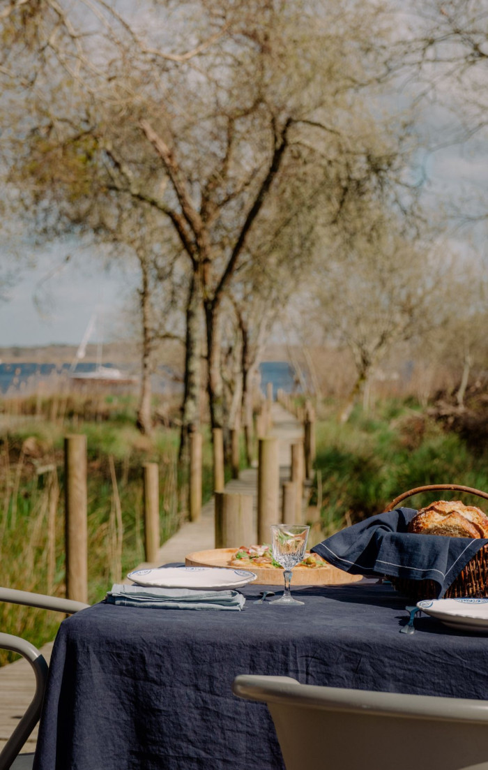 Serviette de table bleu abysse avec broderie upcyclée en métis | Maison Cozane