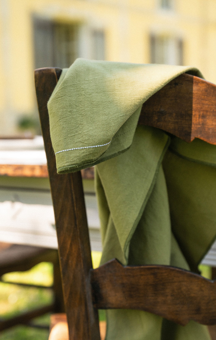 Torchon olive avec broderie upcyclé en métis