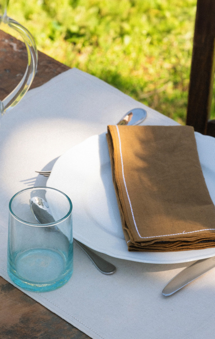Serviette de table bronze avec broderie upcyclée en métis | Maison Cozane