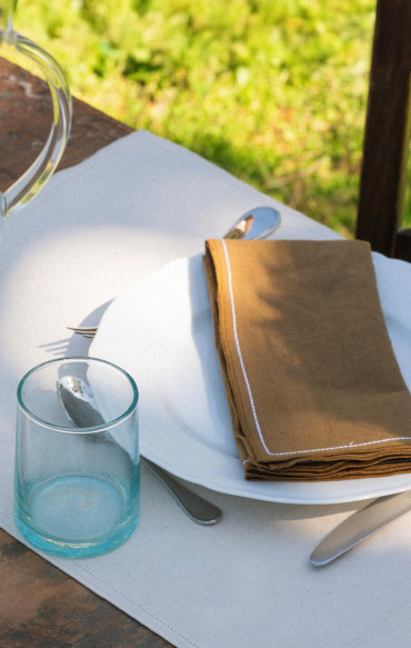 Serviette de table bronze avec broderie upcyclée en métis | Maison Cozane