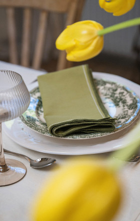 Serviette de table olive avec broderie upcyclée en métis