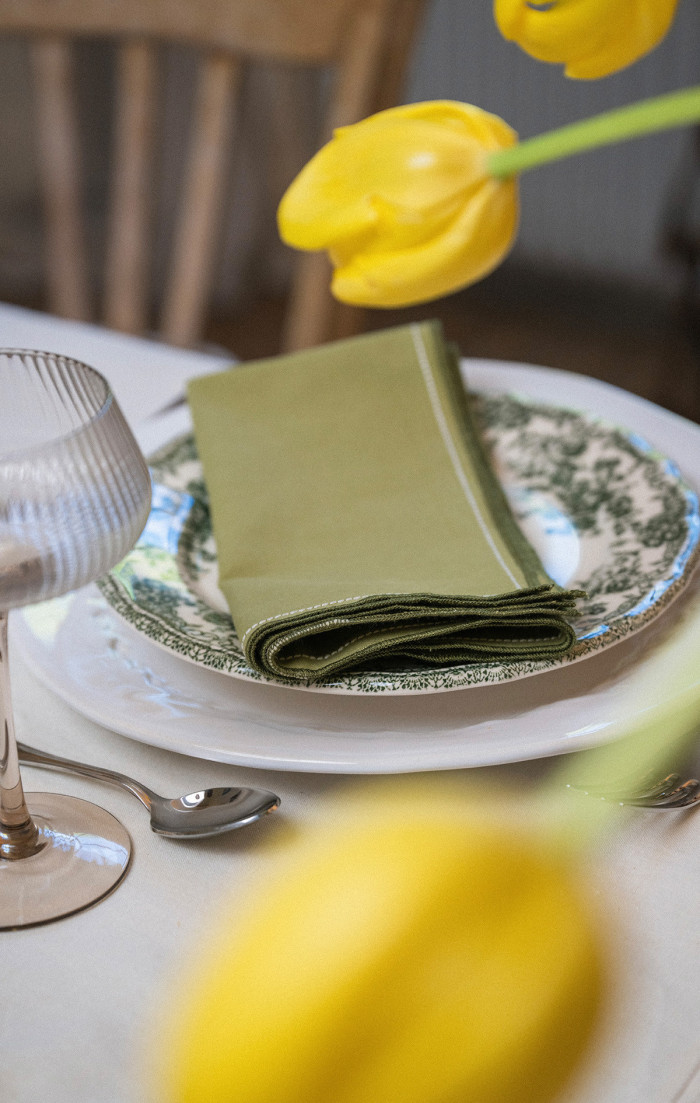 Serviette de table olive avec broderie upcyclée en métis